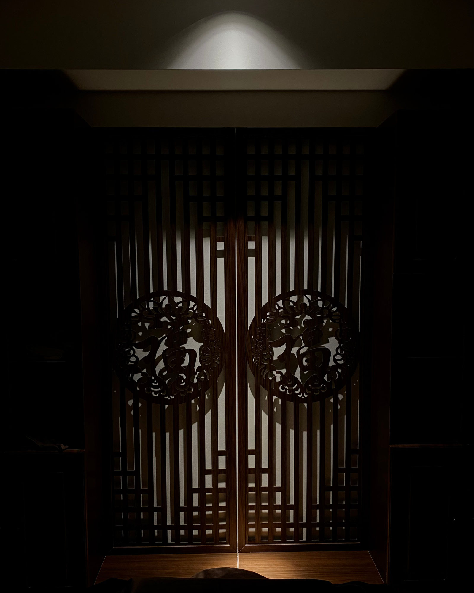 The carved double-dragon door with 福